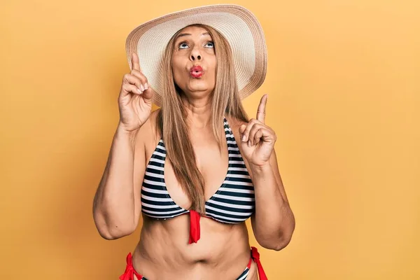 Medelåldern Hispanic Kvinna Bär Bikini Och Sommarmössa Förvånad Och Förvånad — Stockfoto