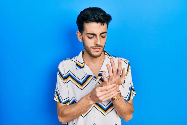 Günlük Kıyafetler Giyen Genç Spanyol Adam Ellerinde Parmaklarında Ağrı Eklem — Stok fotoğraf