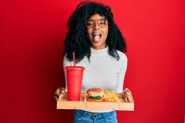 Африканська Американка Волоссям Афро Їдає Смачний Класичний Бургер Картоплею Содовою — стокове фото