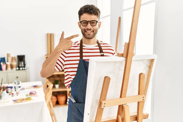 Arabisk Ung Man Vid Konst Studio Pekar Med Handen Finger — Stockfoto