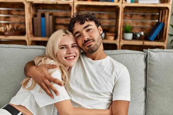 Jovem Casal Bonito Sentado Sofá Abraçando Casa — Fotografia de Stock