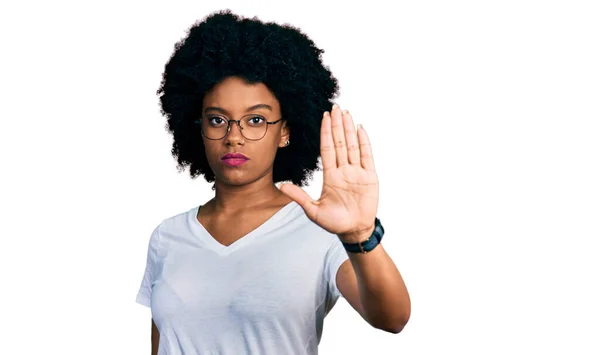 Joven Mujer Afroamericana Vistiendo Camiseta Blanca Casual Haciendo Dejar Cantar —  Fotos de Stock