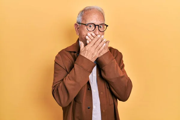 Hombre Mayor Con Pelo Gris Usando Chaqueta Casual Gafas Impactadas —  Fotos de Stock