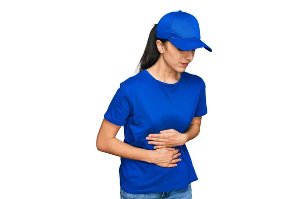 年轻的惊慌失措的女孩穿着快递员制服 手放在肚子上 因为消化不良 痛苦不堪 疼痛的概念 — 图库照片