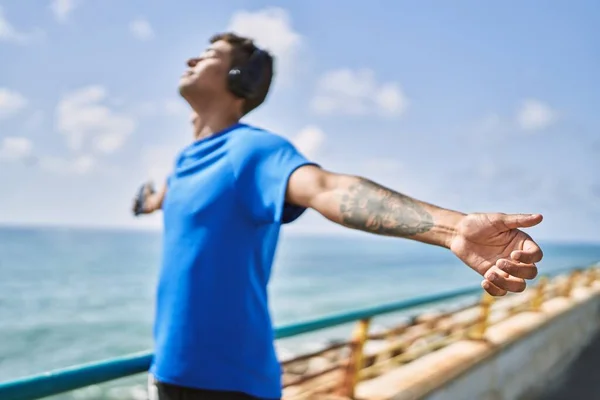 Jovem Latino Respirando Usando Fones Ouvido Smartphone Praia — Fotografia de Stock