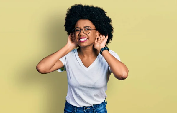 Молода Афроамериканська Жінка Білій Сорочці Яка Намагається Почути Жест Обох — стокове фото