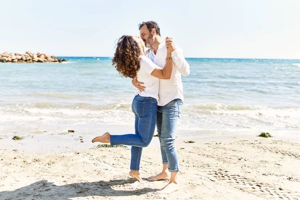 Meia Idade Casal Hispânico Beijando Abraçando Praia — Fotografia de Stock