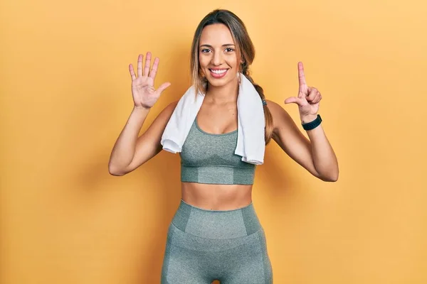Vacker Hispanic Kvinna Bär Sportkläder Och Handduk Visar Och Pekar — Stockfoto