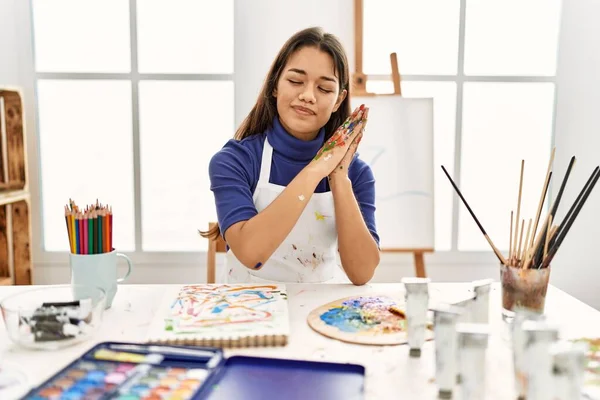 在艺术工作室里 年轻的黑发女人 手绘着粉刷的手 睡懒觉 手拉手 闭着眼睛微笑 — 图库照片