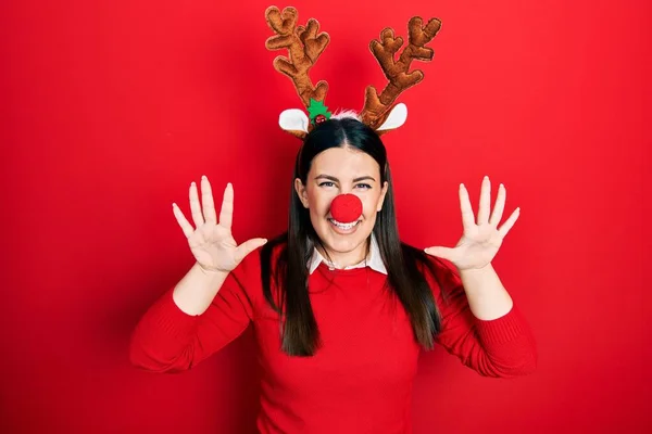 Jeune Femme Hispanique Portant Chapeau Noël Cerf Nez Rouge Montrant — Photo