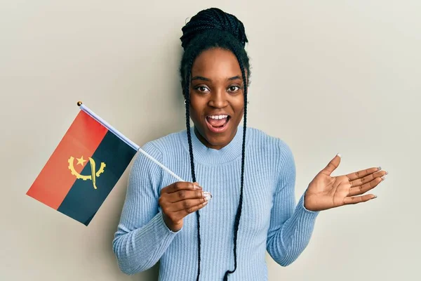 Mulher Afro Americana Com Cabelo Trançado Segurando Bandeira Angola Celebrando — Fotografia de Stock