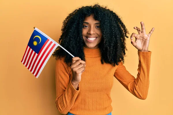 Африканская Американка Афроволосами Держащая Флаг Малайзии Делает Хорошо Знак Пальцами — стоковое фото