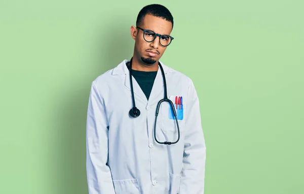 Joven Hombre Afroamericano Vistiendo Uniforme Médico Estetoscopio Escéptico Nervioso Frunciendo — Foto de Stock