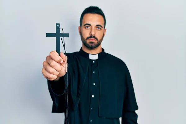 Yakışıklı Sakallı Katolik Haçı Takınan Aklı Başında Kendine Güveni Tam — Stok fotoğraf