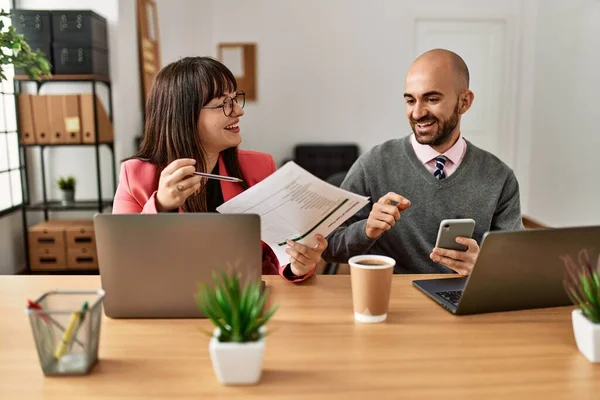 Deux Travailleurs Affaires Hispaniques Souriant Heureux Travailler Aide Ordinateur Portable — Photo