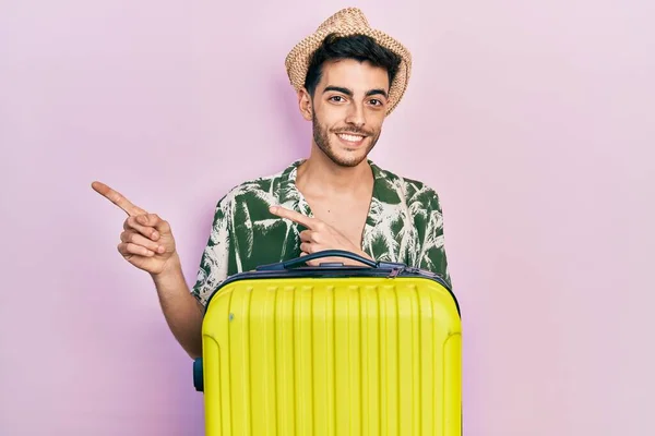 Joven Hombre Hispano Con Estilo Veraniego Con Bolsa Cabina Sonriendo —  Fotos de Stock