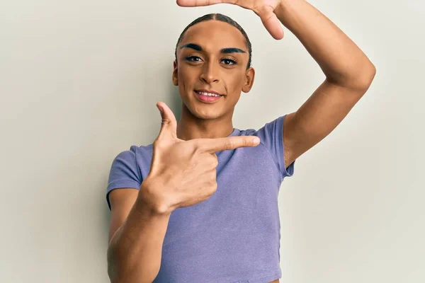 Der Hispanische Mann Mit Make Und Langen Haaren Trägt Ein — Stockfoto