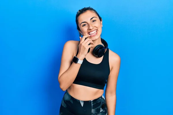 Mulher Hispânica Bonita Vestindo Roupas Ginástica Usando Fones Ouvido Olhando — Fotografia de Stock