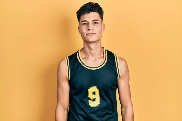 Молодой Латиноамериканец Баскетбольной Форме Расслабился Серьезным Выражением Лица Простой Естественный — стоковое фото