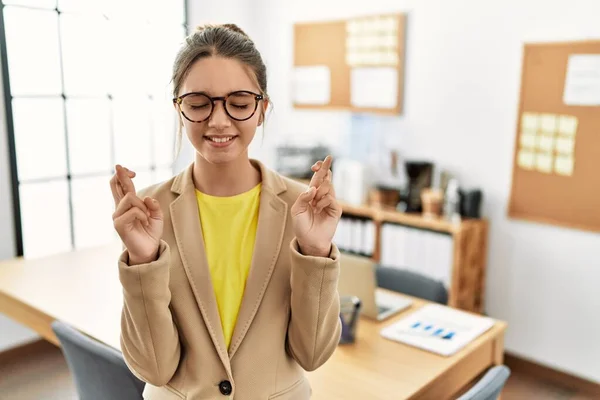 Ung Brunett Tonåring Bär Business Stil Kontoret Gest Finger Korsade — Stockfoto