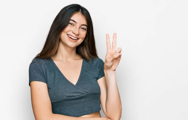 Giovane Bella Ragazza Adolescente Indossa Casual Crop Top Shirt Sorridente — Foto Stock