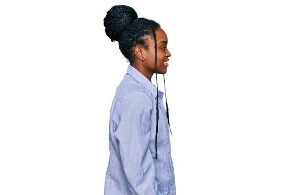 Mujer Afroamericana Joven Con Ropa Casual Mirando Hacia Lado Pose — Foto de Stock