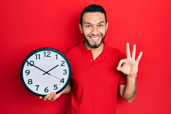 Uomo Ispanico Con Barba Tenendo Grande Orologio Facendo Segno Con — Foto Stock