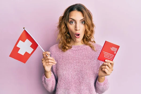 Elinde Sviçre Bayrağı Pasaportu Olan Genç Beyaz Bir Kadın Şaşkınlık — Stok fotoğraf