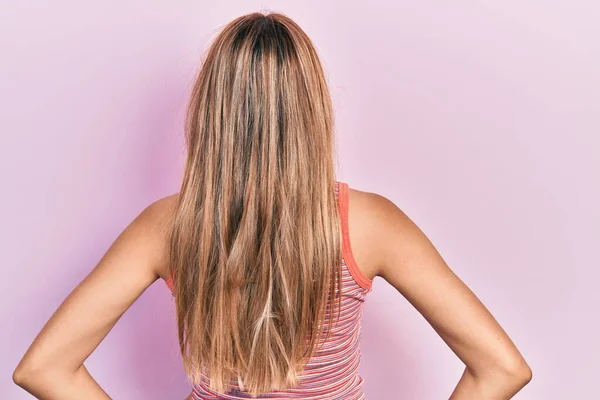 Schöne Hispanische Frau Trägt Lässiges Sommer Shirt Das Rückwärts Steht — Stockfoto