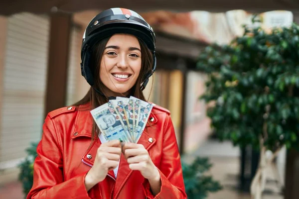 Mujer Hispana Joven Con Casco Moto Billetes Sol Peruanos Ciudad — Foto de Stock