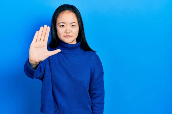 穿着休闲装的中国小女孩别再用手掌唱歌了 用消极而严肃的手势警告人 — 图库照片