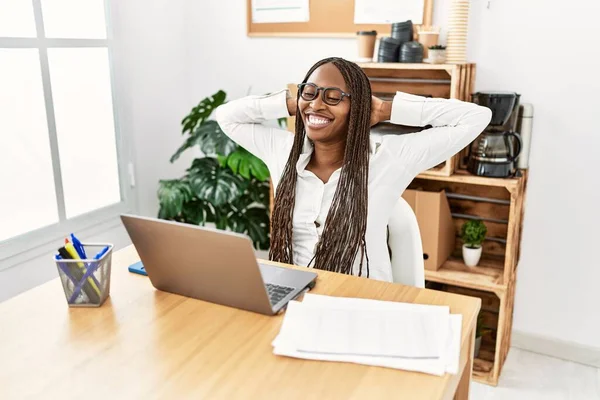 Mladá Africká Americká Podnikatelka Uvolněná Rukama Hlavě Kanceláři — Stock fotografie