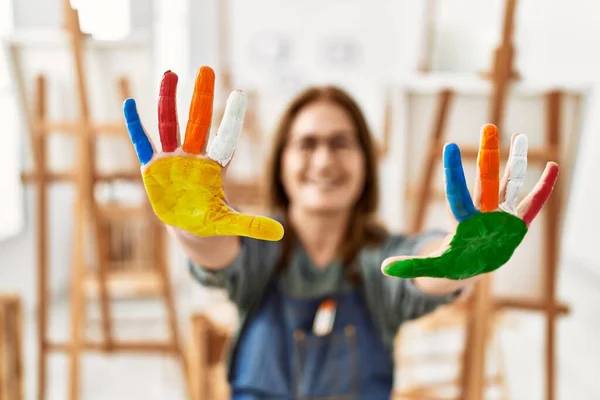 Middelbare Leeftijd Kunstenaar Vrouw Glimlachend Gelukkig Tonen Geschilderde Handen Kleurrijke — Stockfoto