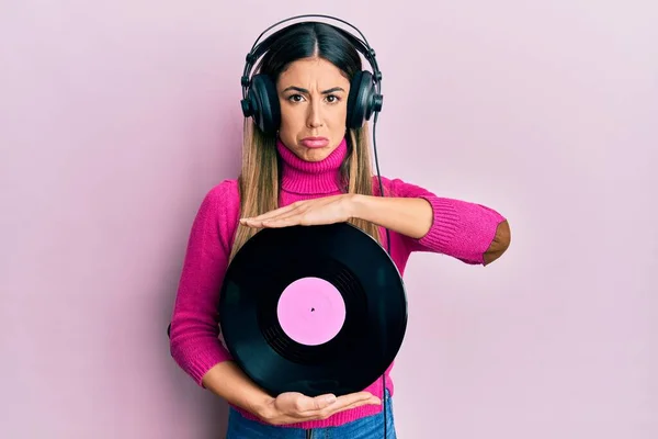 Młoda Latynoska Kobieta Słuchająca Muzyki Pomocą Słuchawek Trzymających Płytę Winylową — Zdjęcie stockowe