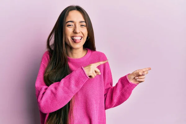 Jong Hispanic Meisje Wijzend Met Vingers Naar Zijkant Steken Tong — Stockfoto