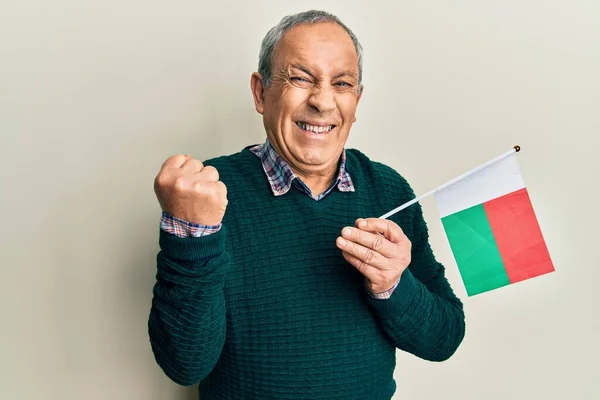 Stilig Senior Man Med Grått Hår Håller Madagascar Flagga Skriker — Stockfoto