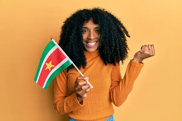 Africano Americano Mulher Com Cabelo Afro Segurando Suriname Bandeira Gritando — Fotografia de Stock