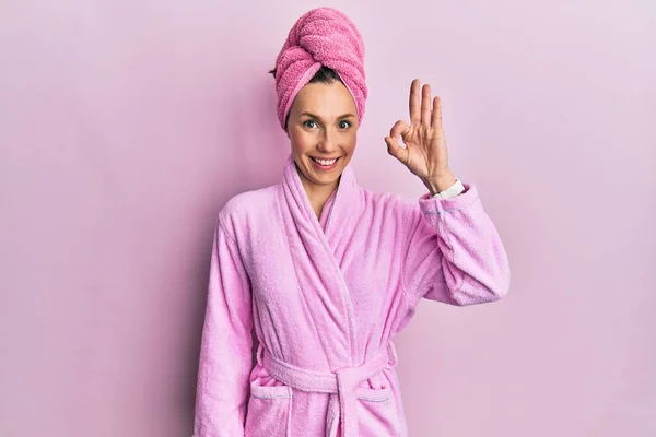 Jonge Blonde Vrouw Met Douche Handdoek Badjas Lachend Positief Doen — Stockfoto