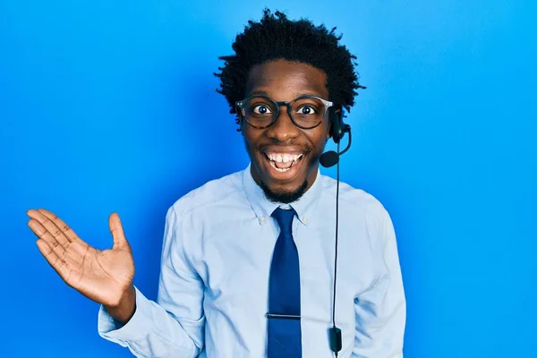 Ung Afrikansk Amerikansk Man Bär Call Center Agent Headset Fira — Stockfoto