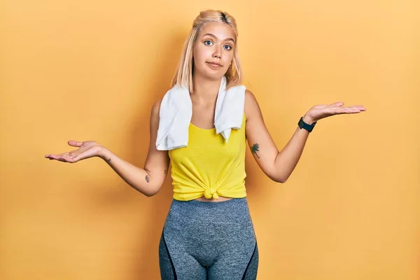 Vacker Blond Sport Kvinna Bär Träning Outfit Aningslös Och Förvirrad — Stockfoto