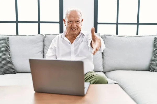 Starší Muž Který Doma Používá Notebook Sedí Pohovce Přátelsky Usmívá — Stock fotografie