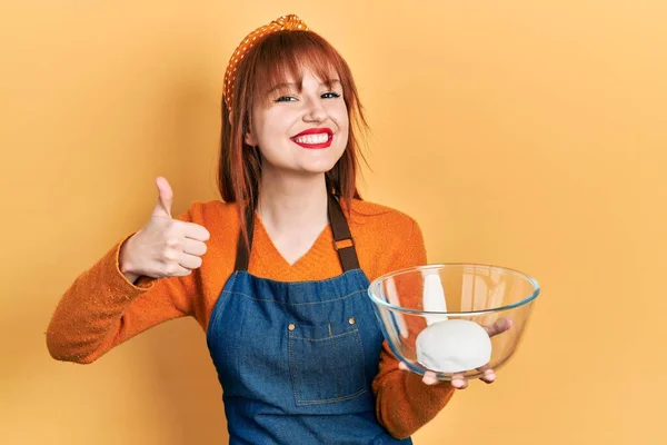 Elinde Ekmek Hamuru Tutan Kızıl Saçlı Genç Kadın Mutlu Pozitif — Stok fotoğraf