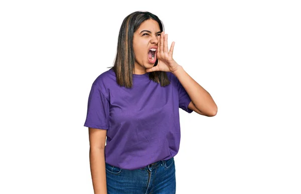 Junge Hispanische Mädchen Lässigem Lila Shirt Schreien Und Schreien Laut — Stockfoto