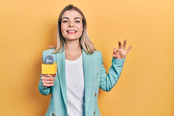 Beautiful Caucasian Woman Holding Reporter Microphone Doing Sign Fingers Smiling — Stock Photo, Image