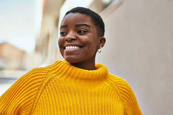 Junge Afroamerikanerin Lächelt Glücklich Der Stadt — Stockfoto