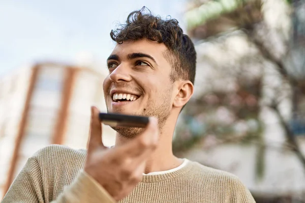 Genç Spanyol Adam Şehirdeki Akıllı Telefonu Kullanarak Sesli Mesaj Gönderiyor — Stok fotoğraf