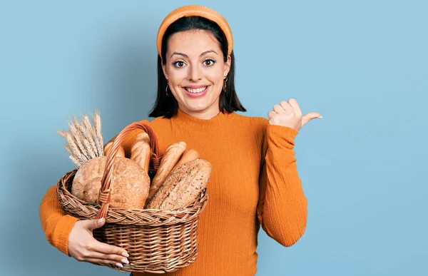 Νέοι Ισπανόφωνοι Κορίτσι Κρατώντας Ψάθινο Καλάθι Ψωμί Δείχνοντας Τον Αντίχειρα — Φωτογραφία Αρχείου