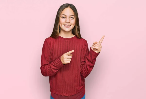 Piękna Brunetka Mała Dziewczynka Luźnym Swetrze Uśmiechnięta Patrząca Kamerę Dwoma — Zdjęcie stockowe