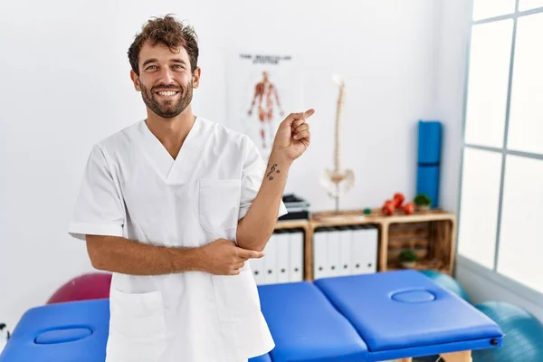 Junger Gut Aussehender Physiotherapeut Der Mit Einem Breiten Lächeln Gesicht — Stockfoto