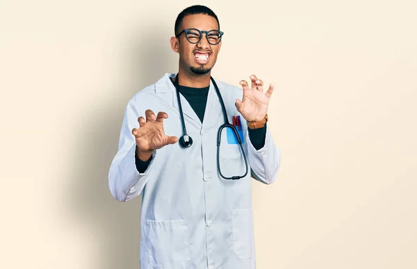 Joven Afroamericano Hombre Vistiendo Doctor Uniforme Estetoscopio Sonriendo Divertido Haciendo — Foto de Stock